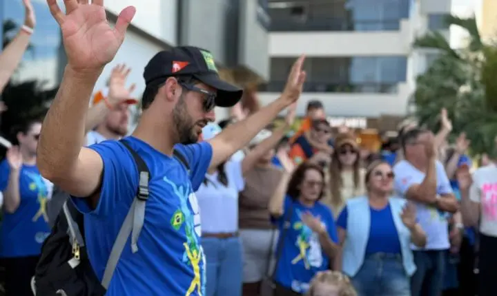 Marcha para Jesus reúne igrejas e famílias na orla do Centro de Itapema