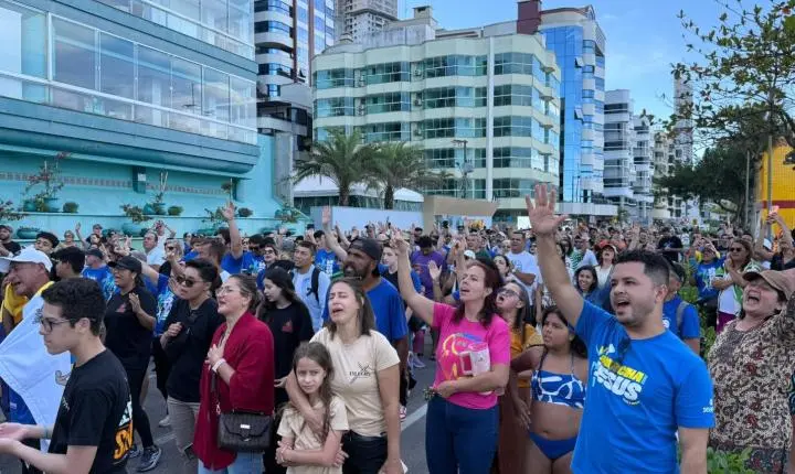 Marcha para Jesus reúne igrejas e famílias na orla do Centro de Itapema