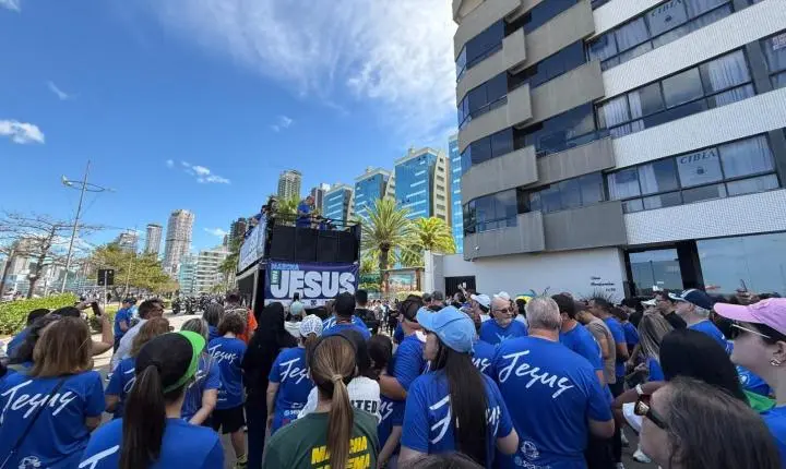 Marcha para Jesus reúne igrejas e famílias na orla do Centro de Itapema
