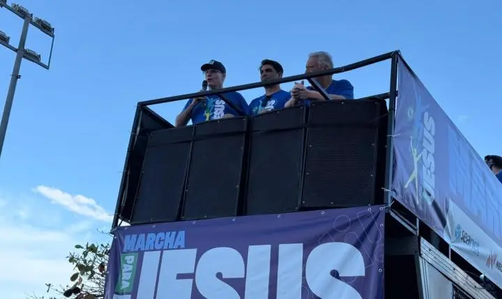 Marcha para Jesus reúne igrejas e famílias na orla do Centro de Itapema