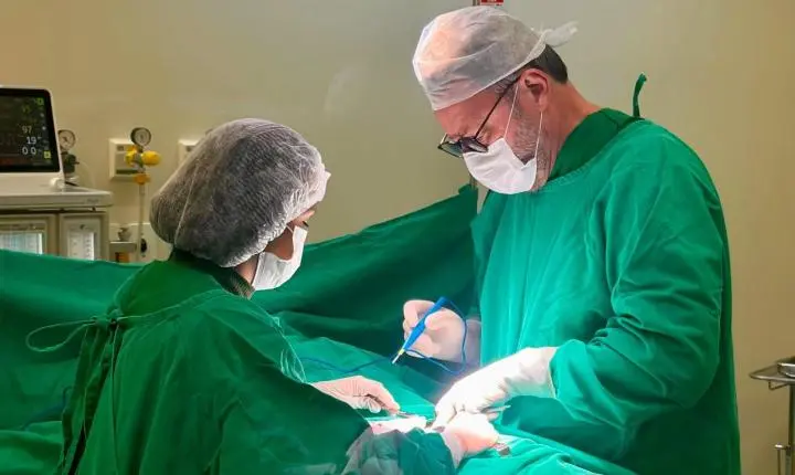 Médico que mais realizou cirurgias pelo SUS em Penha, Dr. Elcio destaca vínculo com o município