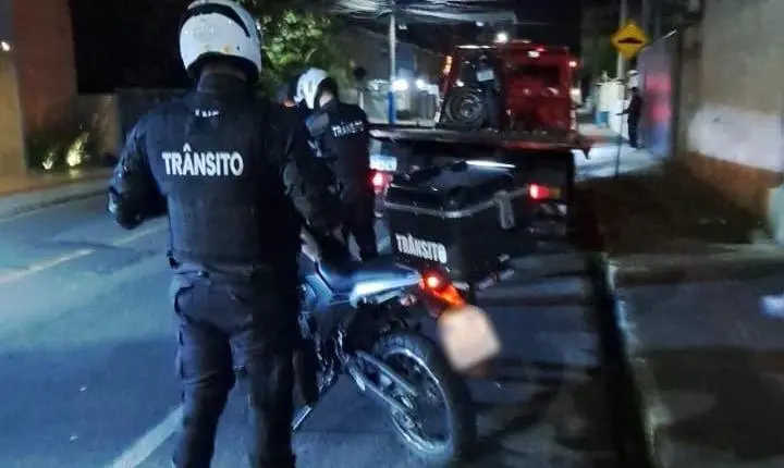 Moto atrasada é apreendida pelos Agentes de Trânsito de Balneário Camboriú após furar sinal e dar grau