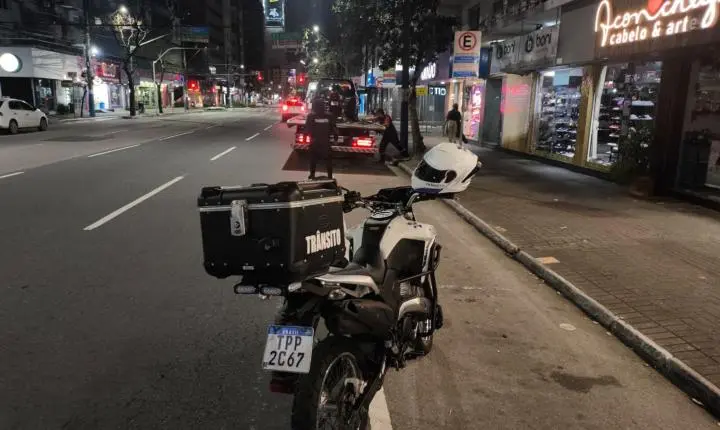 Moto com mais de 13 mil em débitos é removida pelos Agentes de Trânsito de Balneário Camboriú 