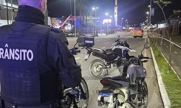 Motocicleta com placa levantada é apreendida em Balneário Camboriú