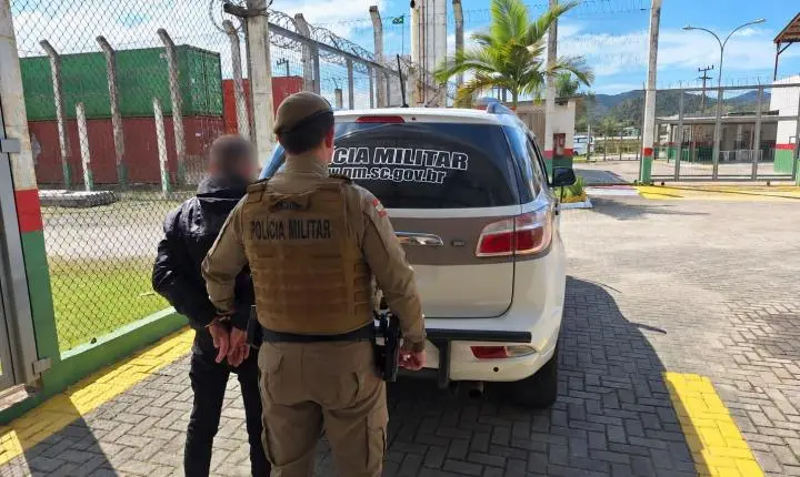 Motociclista empina moto, é abordado e polícia descobre mandado de prisão em Balneário Camboriú