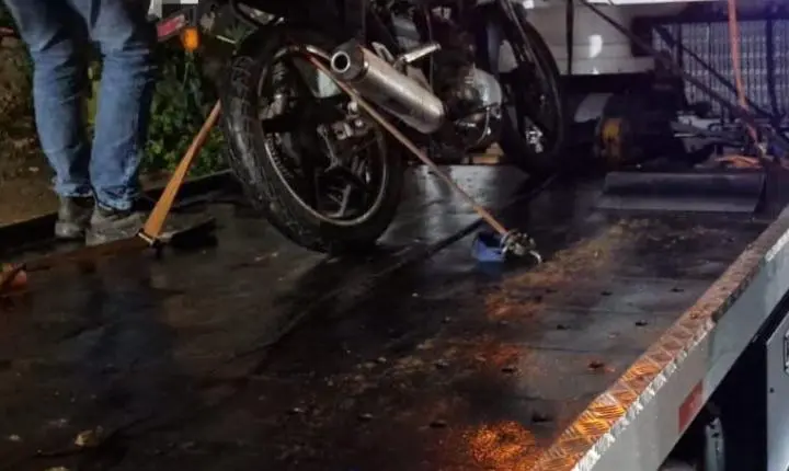 Motociclista sem CNH tenta fugir de abordagem e é abordado após acompanhamento