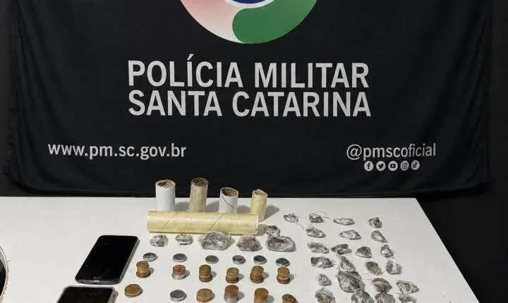 Mulher é presa após PM localizar drogas e materiais usados no tráfico no Beco da Nice