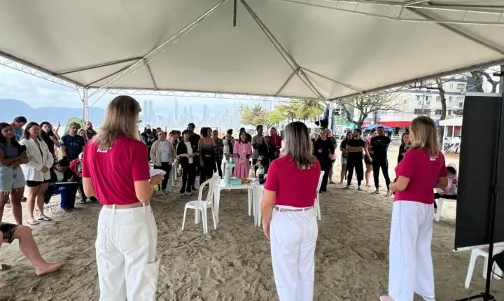 Natação em águas abertas reúne participantes em ação alusiva ao Outubro Rosa na Praia Central de Balneário Camboriú