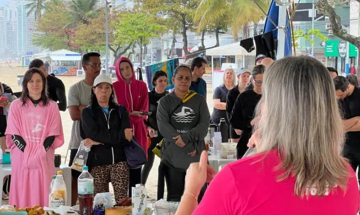 Natação em águas abertas reúne participantes em ação alusiva ao Outubro Rosa na Praia Central de Balneário Camboriú