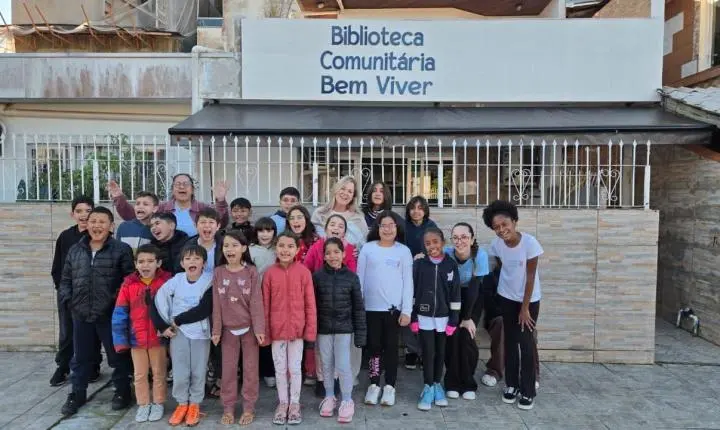 No aniversário do ECA, vereadora Ciça Müller visita Biblioteca Bem Viver e ressalta o acesso à leitura e à educação