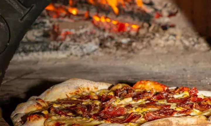 Noite da Pizza reúne gastronomia, música ao vivo e sofisticação na Pousada Estaleiro Guest House