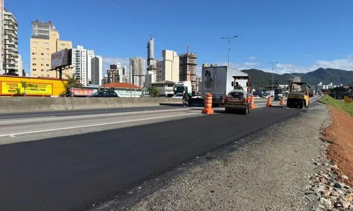 Nova alça de incorporação na BR-101 entra na fase de pavimentação e avança para melhorar acesso à rodovia em Itapema