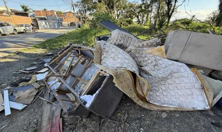 Nova Lei permite multas de R$ 12,6 mil por descarte irregular em imóveis alheios