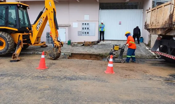 Obra da SCGÁS provoca novo rompimento na rede de água do Bairro das Nações