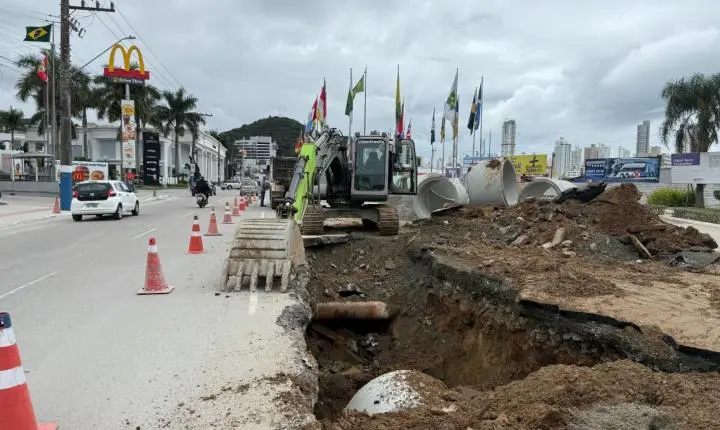 Obra de drenagem da Avenida do Estado chega a 50% de execução