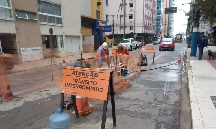 Obra na rede de esgoto altera trânsito na Rua 3700 a partir desta segunda-feira