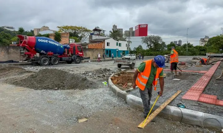 Obras da Avenida Prefeito Meirinho avançam com concretagem de calçadas
