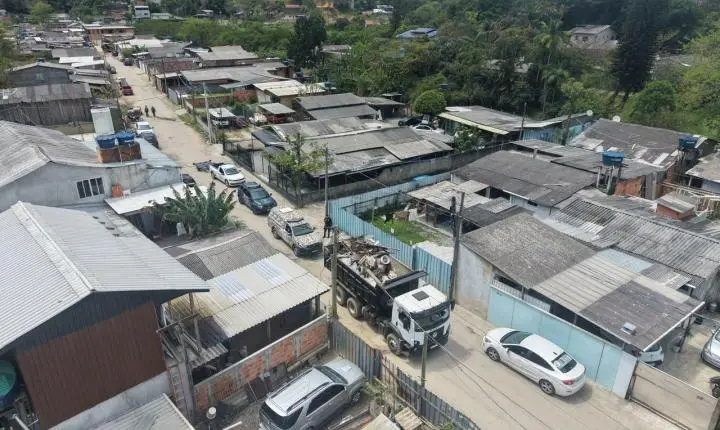 Operação na Vila Fortaleza fecha depósito clandestino de recicláveis e recolhe 84 toneladas de materiais
