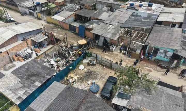 Operação na Vila Fortaleza fecha depósito clandestino de recicláveis e recolhe 84 toneladas de materiais