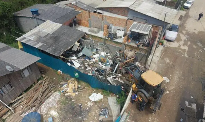 Operação na Vila Fortaleza fecha depósito clandestino de recicláveis e recolhe 84 toneladas de materiais