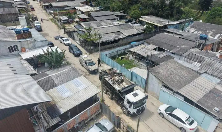 Operação na Vila Fortaleza fecha depósito clandestino de recicláveis e recolhe 84 toneladas de materiais