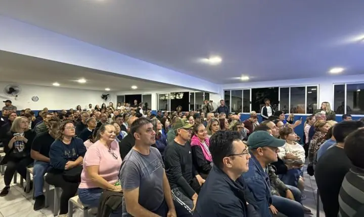 Ordens de serviço para desassoreamento do Rio das Ostras são assinadas em reunião comunitária na Barra