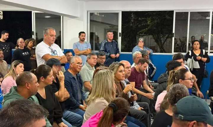 Ordens de serviço para desassoreamento do Rio das Ostras são assinadas em reunião comunitária na Barra