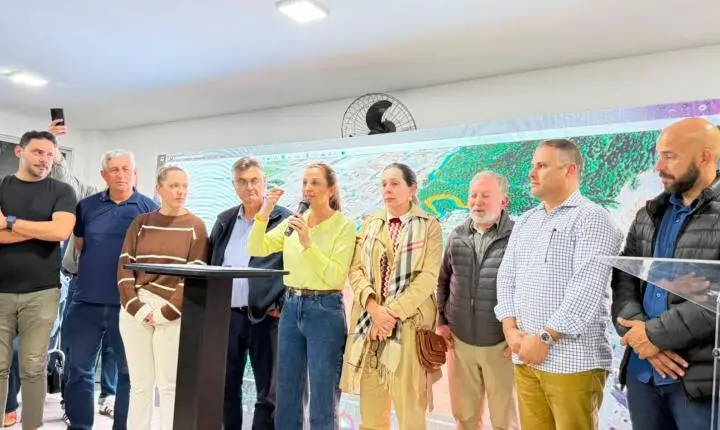 Ordens de serviço para desassoreamento do Rio das Ostras são assinadas em reunião comunitária na Barra