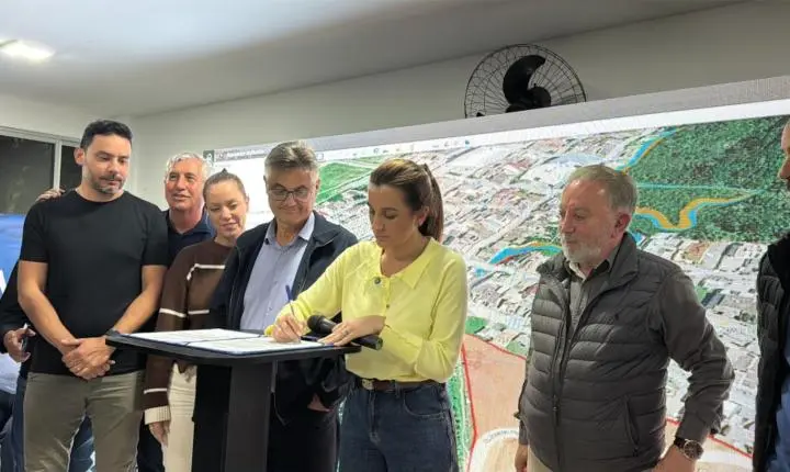 Ordens de serviço para desassoreamento do Rio das Ostras são assinadas em reunião comunitária na Barra