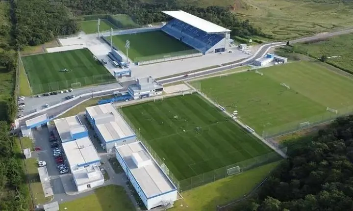 Parceria com escola de idiomas oferece 60 bolsas integrais a atletas da base do Barra FC
