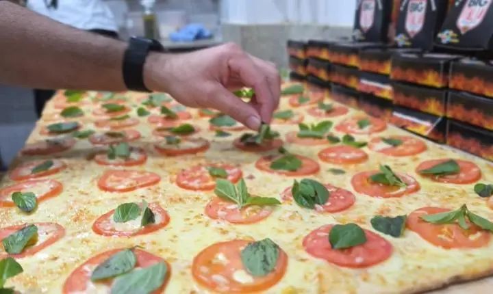Pizza de 162 metros será servida ao público nesta sexta-feira em Balneário Camboriú