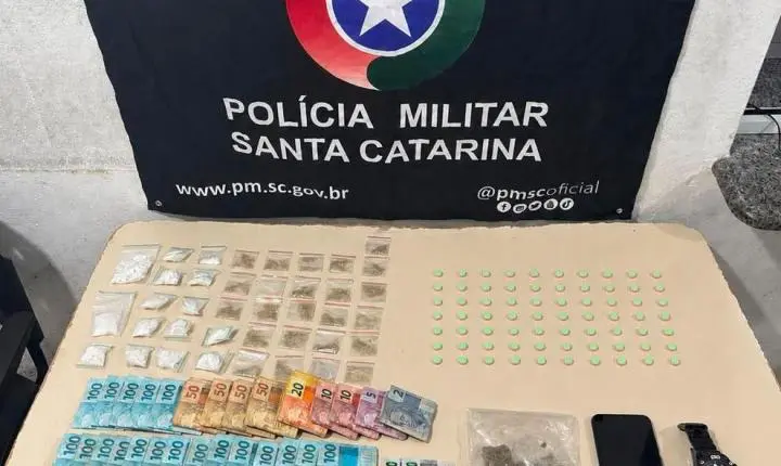 PM apreende drogas e mais de R$ 37 mil durante ocorrência de tráfico em Porto Belo