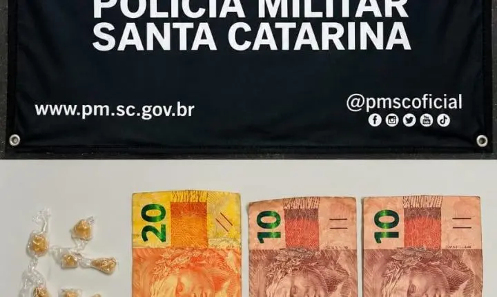 PM prende três suspeitos por tráfico de drogas em Itajaí