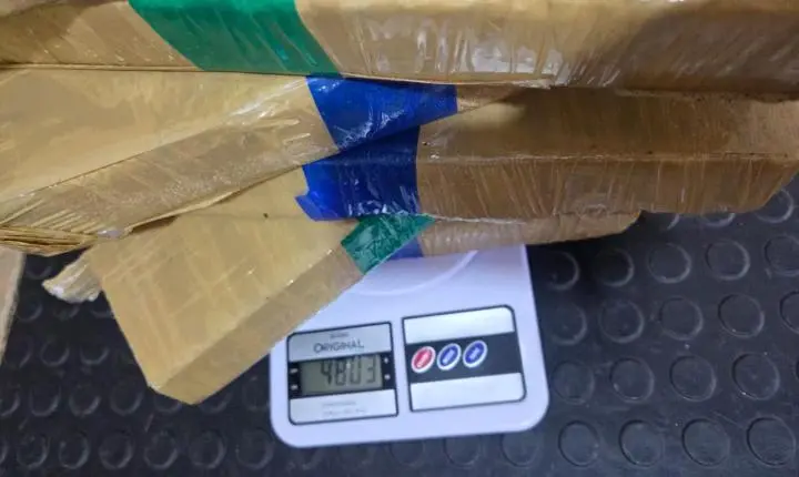 Polícia Militar apreende aproximadamente 4,8 kg de maconha durante coleta de lixo em Camboriú