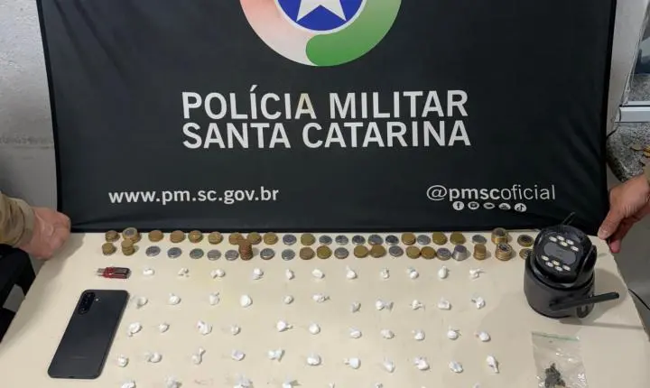 Polícia Militar apreende cocaína e dinheiro em ação contra o tráfico de drogas em Itapema