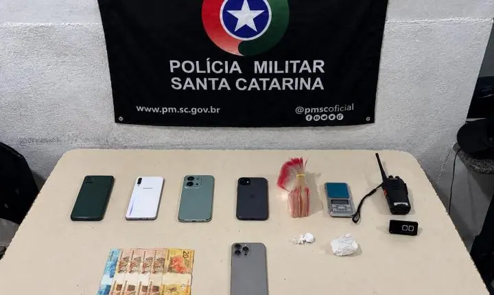 Polícia Militar apreende cocaína e materiais relacionados ao tráfico em Porto Belo
