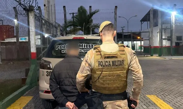Polícia Militar localiza foragido com auxílio de reconhecimento facial em Balneário Camboriú