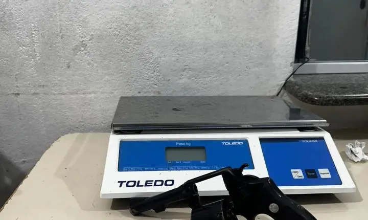 Polícia Militar prende homem por porte ilegal de arma de fogo e posse de drogas em Itapema