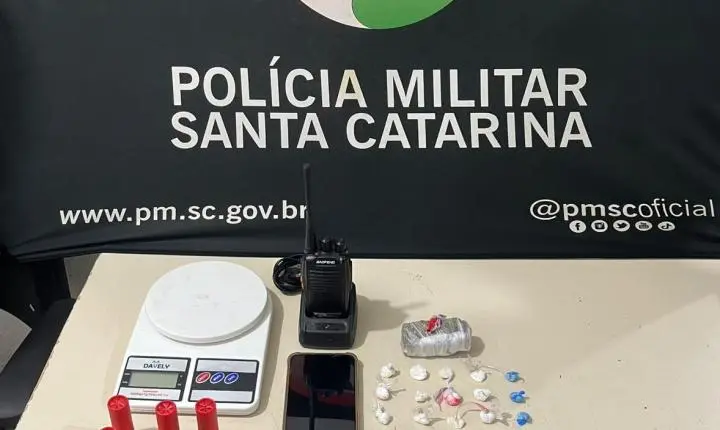 Polícia Militar prende homem por tráfico de drogas e apreende munições no Casarão, em Tijucas