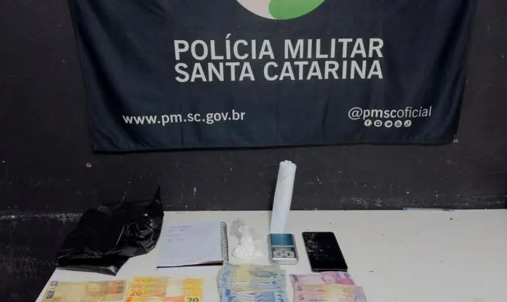 Polícia Militar prende homem por tráfico de drogas em conveniência - Polícia Militar prende indivíduo por tráfico de drogas no bairro Cordeiros