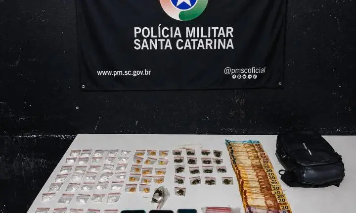 Polícia Militar prende três indivíduos por tráfico de drogas em Itajaí