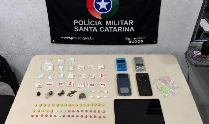 Polícia Militar prende três pessoas por tráfico de drogas em Porto Belo