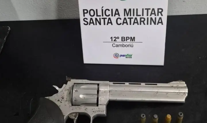 Porte ilegal de arma de fogo é flagrado pela Polícia Militar em Camboriú