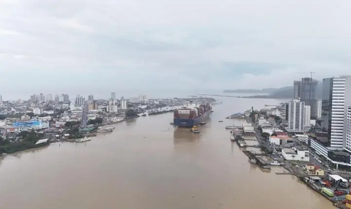 Porto de Itajaí recebe navio de 347 metros em operação recorde da JBS Terminais