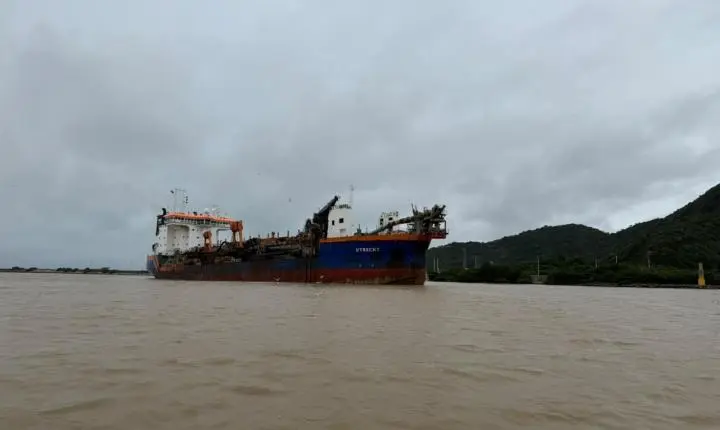 Porto de Itajaí reforça dragagem do canal de acesso com chegada da draga Utrecht