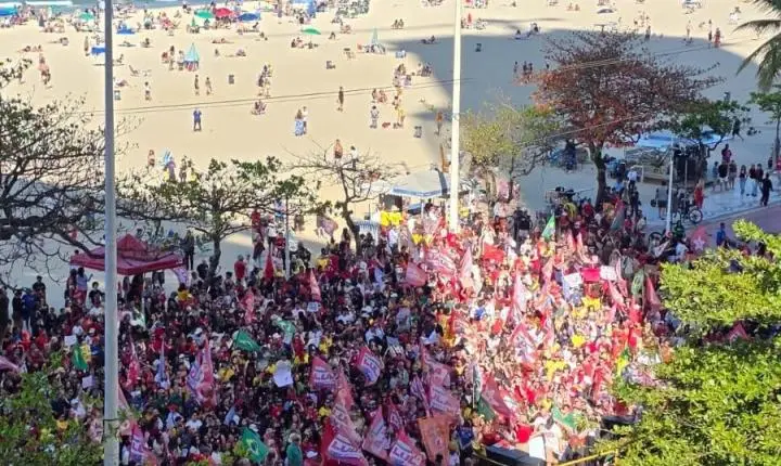 Praça lotada reúne 5 mil pessoas em ato em apoio a Lula em Balneário Camboriú