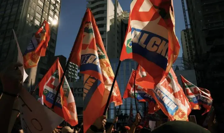 Praça lotada reúne 5 mil pessoas em ato em apoio a Lula em Balneário Camboriú