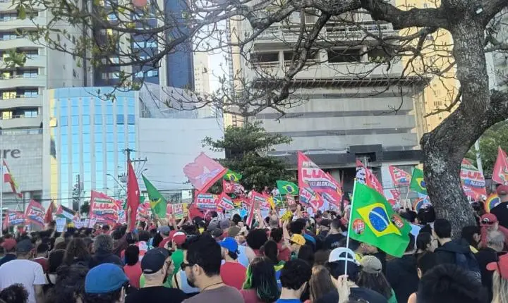Praça lotada reúne 5 mil pessoas em ato em apoio a Lula em Balneário Camboriú