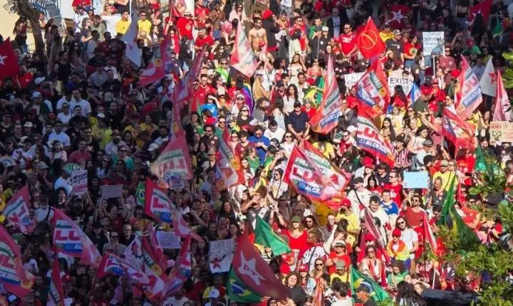 Praça lotada reúne 5 mil pessoas em ato em apoio a Lula em Balneário Camboriú