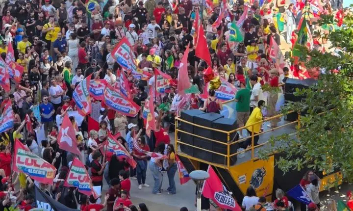 Praça lotada reúne 5 mil pessoas em ato em apoio a Lula em Balneário Camboriú